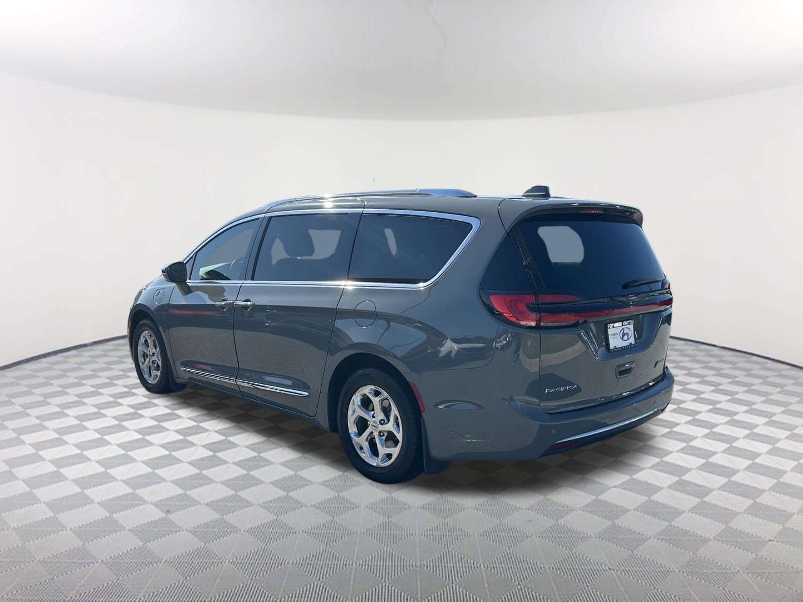 Used 2021 Chrysler Pacifica Limited w/ Uconnect Theater Family Group FWD image 7