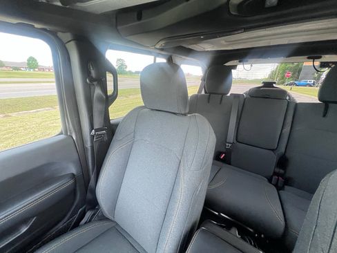 Used 2025 Jeep Wrangler Sahara image 27