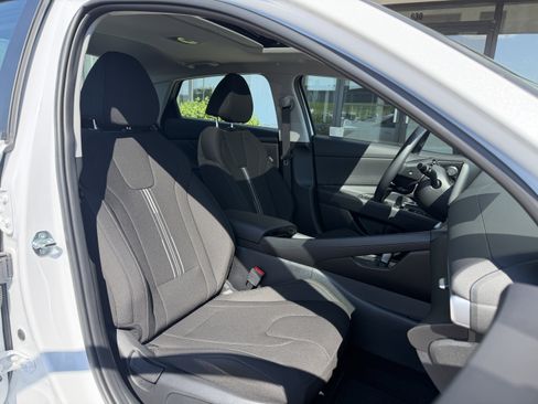 Certified 2025 Hyundai Elantra SEL FWD image 16