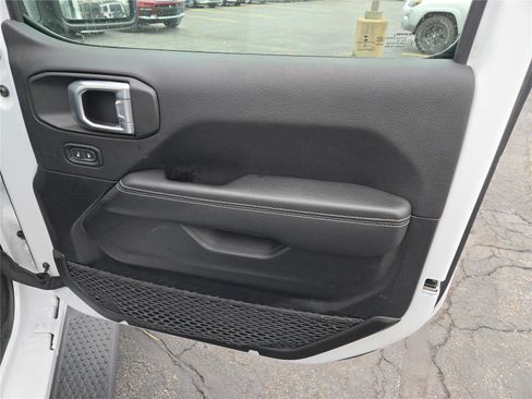 Used 2022 Jeep Wrangler Unlimited Sahara w/ Cold Weather Group image 6