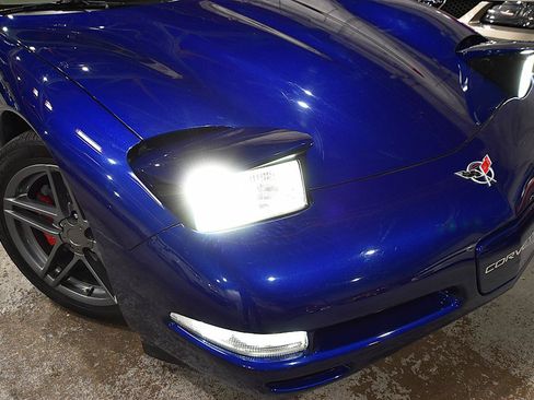 Used 2004 Chevrolet Corvette Coupe w/ Preferred Equipment Group RWD image 3
