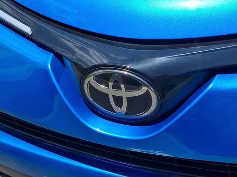 Used 2018 Toyota RAV4 LE w/ All Weather Liner Package FWD image 5