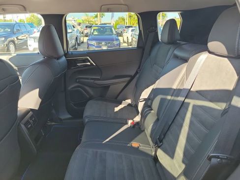 Used 2025 Mitsubishi Outlander SE image 16