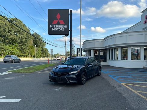 Used 2022 Toyota Camry SE w/ Carpet Mat Package (TMS) FWD image 1
