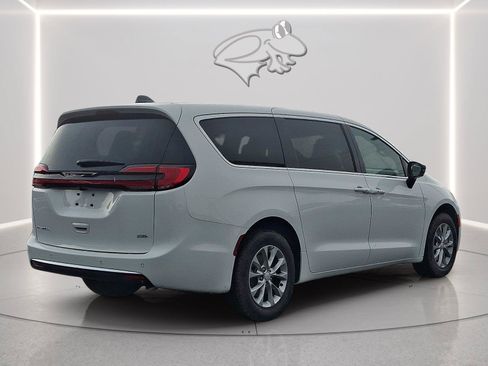 New 2027 Chrysler Pacifica Select AWD/4WD image 3