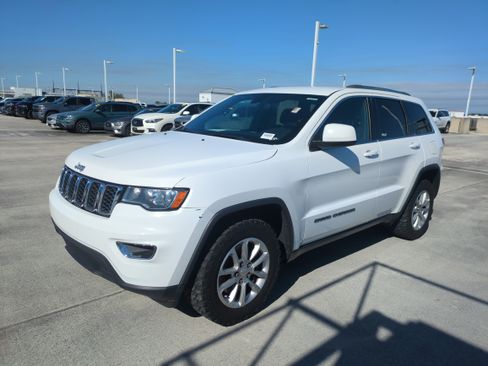 Used 2021 Jeep Grand Cherokee Laredo image 9
