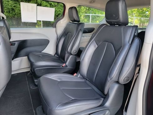 Used 2023 Chrysler Pacifica Touring-L FWD image 21