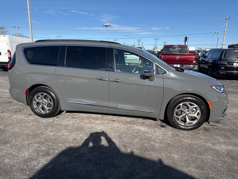 Used 2022 Chrysler Pacifica Limited image 12