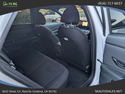Used 2025 Hyundai Elantra SEL FWD image 17