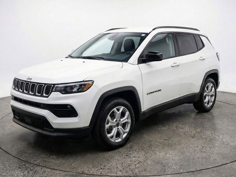 Used 2025 Jeep Compass Latitude AWD/4WD image 3