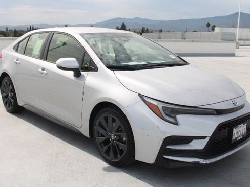 Used 2024 Toyota Corolla SE FWD image 2
