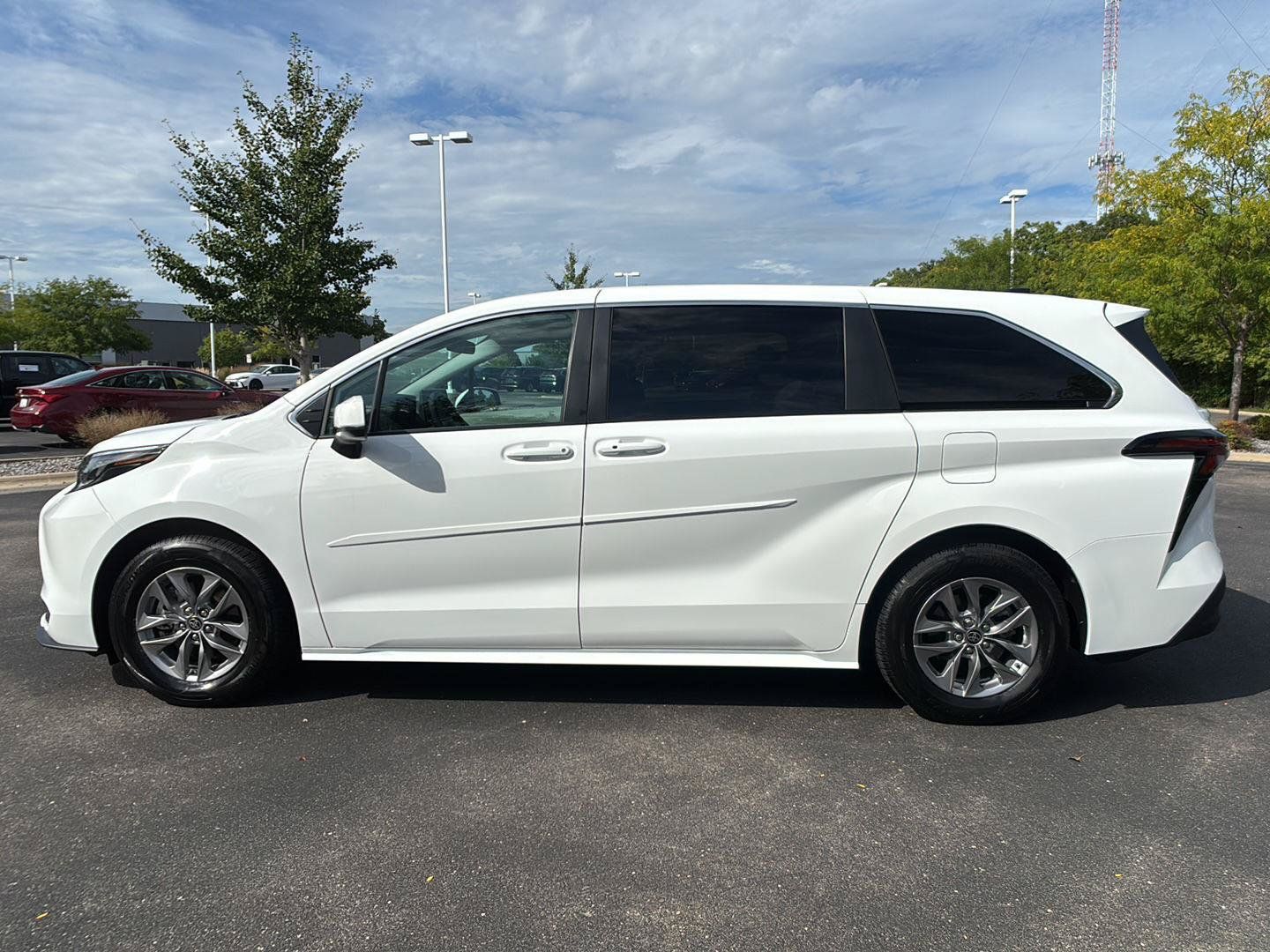 Used 2024 Toyota Sienna LE AWD/4WD image 16