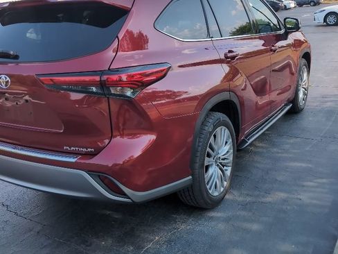Used 2023 Toyota Highlander Platinum FWD image 6
