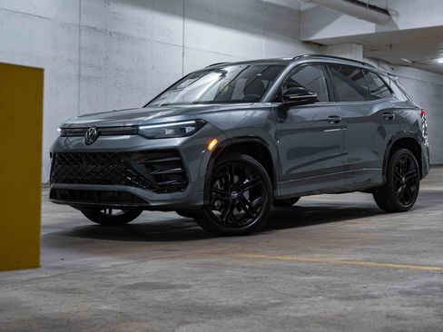 New 2025 Volkswagen Tiguan SE R-Line image 1