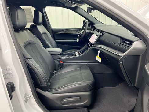 New 2026 Jeep Grand Cherokee Altitude AWD/4WD image 22