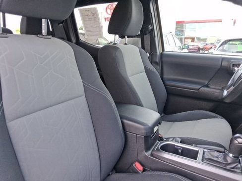 Used 2020 Toyota Tacoma TRD Off-Road AWD/4WD image 12
