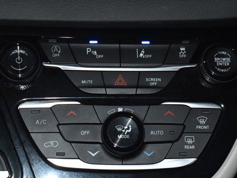 Certified 2024 Chrysler Pacifica Touring-L image 17