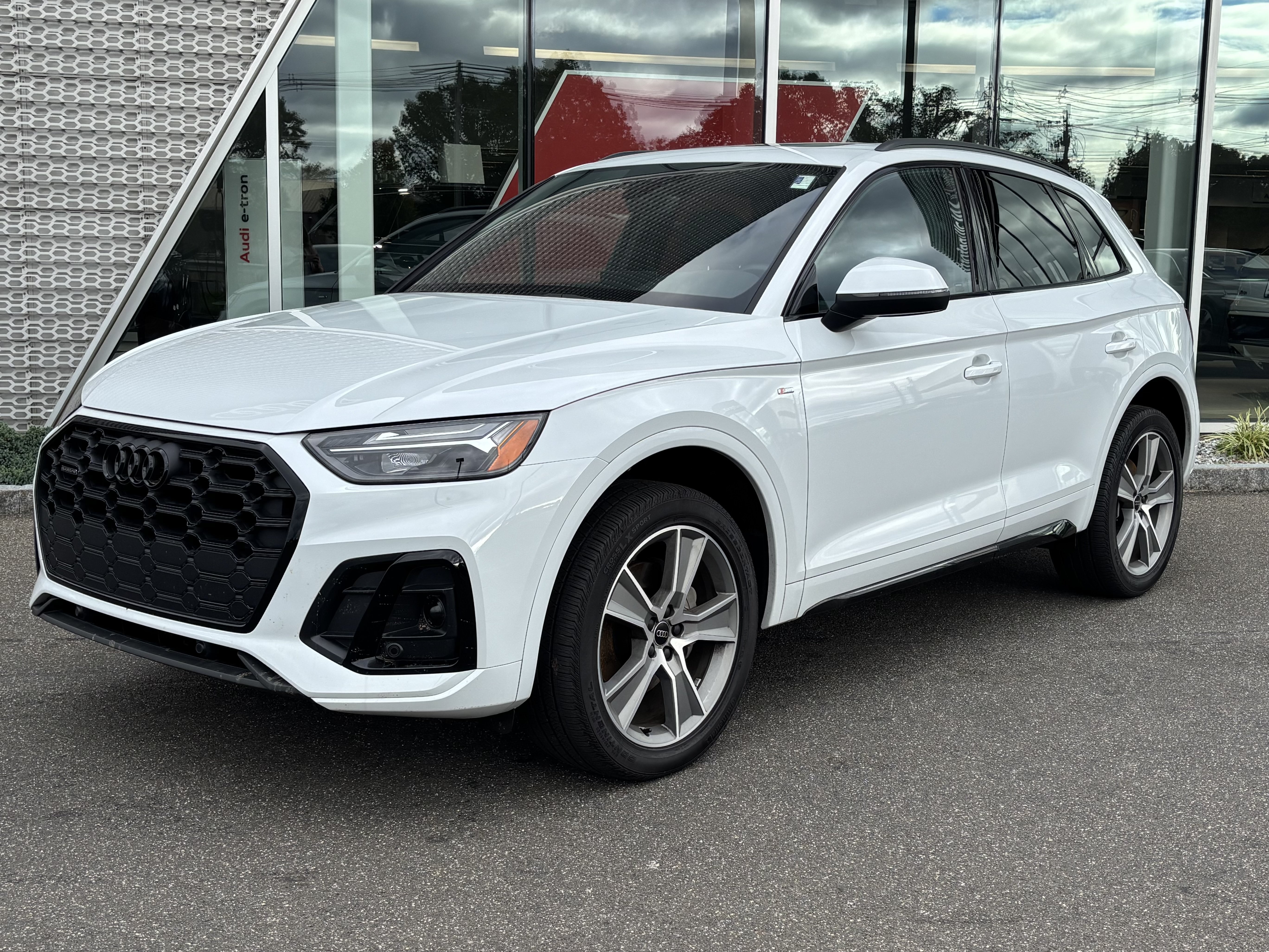 Certified 2025 Audi Q5 2.0T Premium w/ Convenience Plus Package AWD/4WD image 1