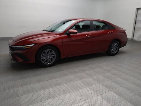 Used 2024 Hyundai Elantra SEL image 2