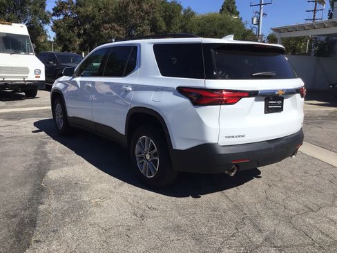 Used 2023 Chevrolet Traverse LT FWD image 2