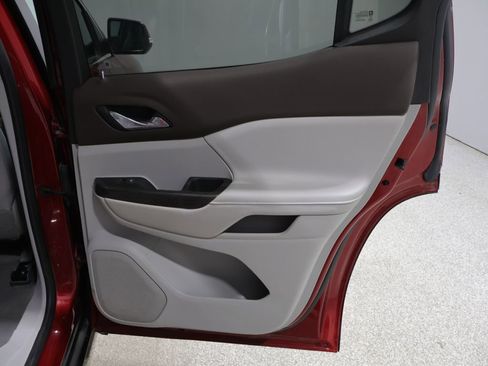 Used 2023 GMC Acadia SLT w/ Technology Package image 22