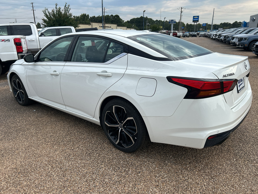Used 2024 Nissan Altima 2.5 SR FWD image 2