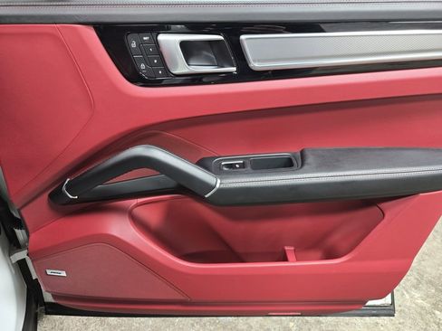 Used 2022 Porsche Cayenne Platinum Edition image 47