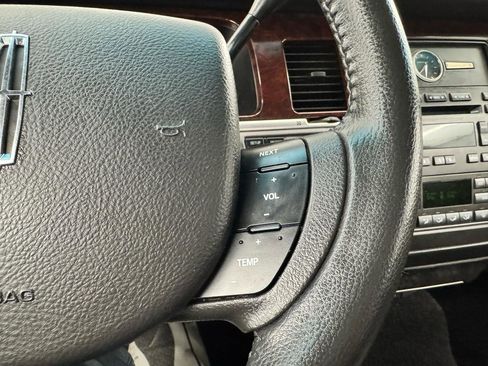 Used 2007 Lincoln Town Car Signature RWD image 18