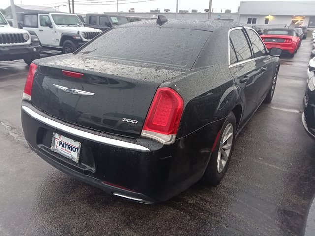 Used 2015 Chrysler 300 Limited RWD image 4