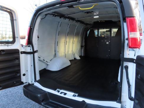 Used 2017 Chevrolet Express 2500 image 10