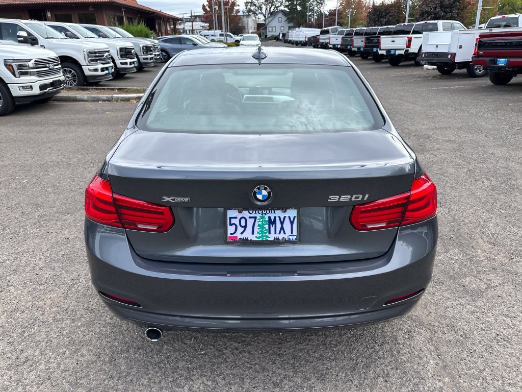 Used 2018 BMW 320i xDrive Sedan AWD/4WD image 5