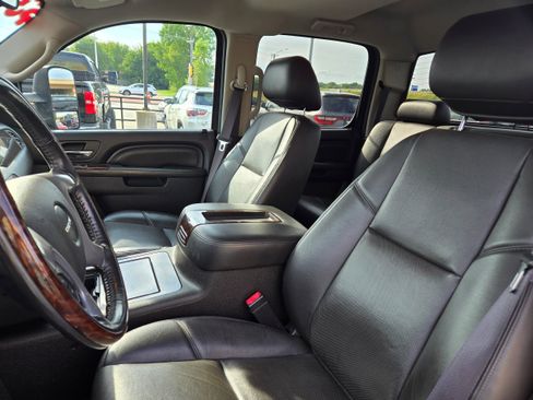 Used 2014 GMC Sierra 2500 Denali w/ Snow Plow Prep Package image 9