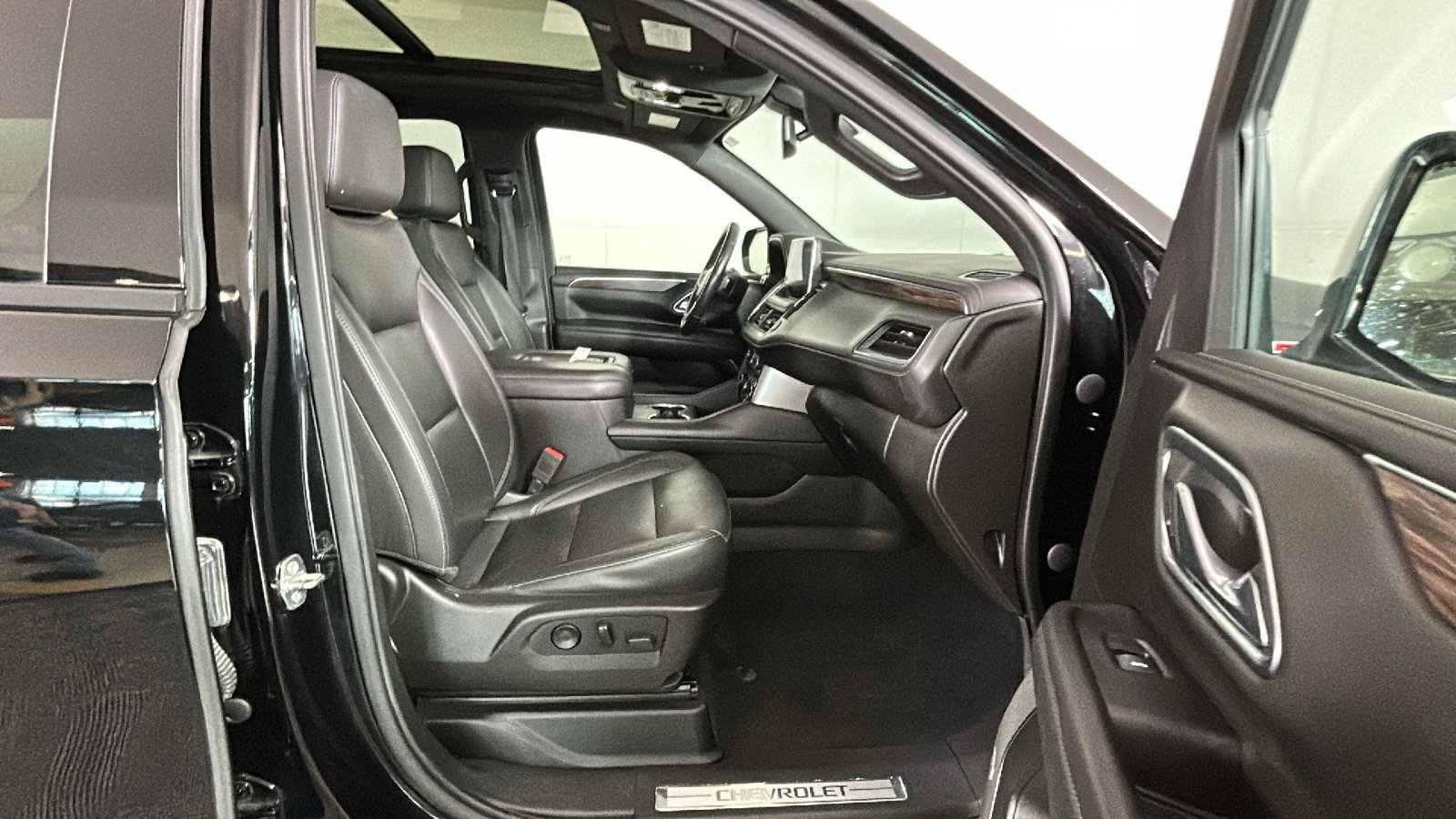 Used 2021 Chevrolet Tahoe Z71 w/ Z71 Signature Package AWD/4WD image 37