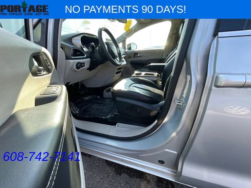 Used 2023 Chrysler Pacifica Touring-L FWD image 13