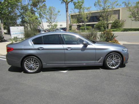 Used 2018 BMW 540i w/ Premium Package image 2