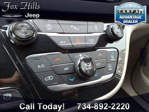 Used 2018 Chrysler Pacifica Touring-L Plus w/ Tire & Wheel Group image 22