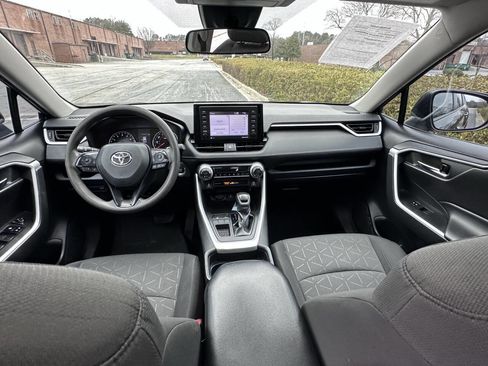 Used 2021 Toyota RAV4 XLE w/ Convenience Package image 9