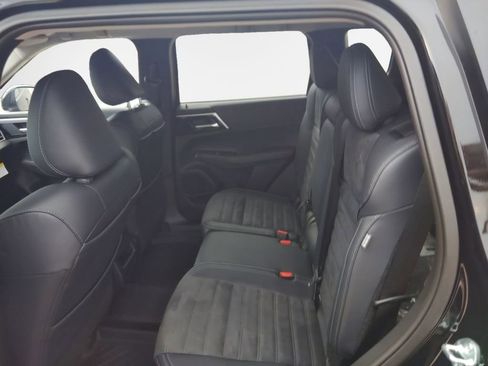 Used 2025 Mitsubishi Outlander SE image 24