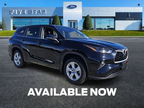 Used 2024 Toyota Highlander LE image 1