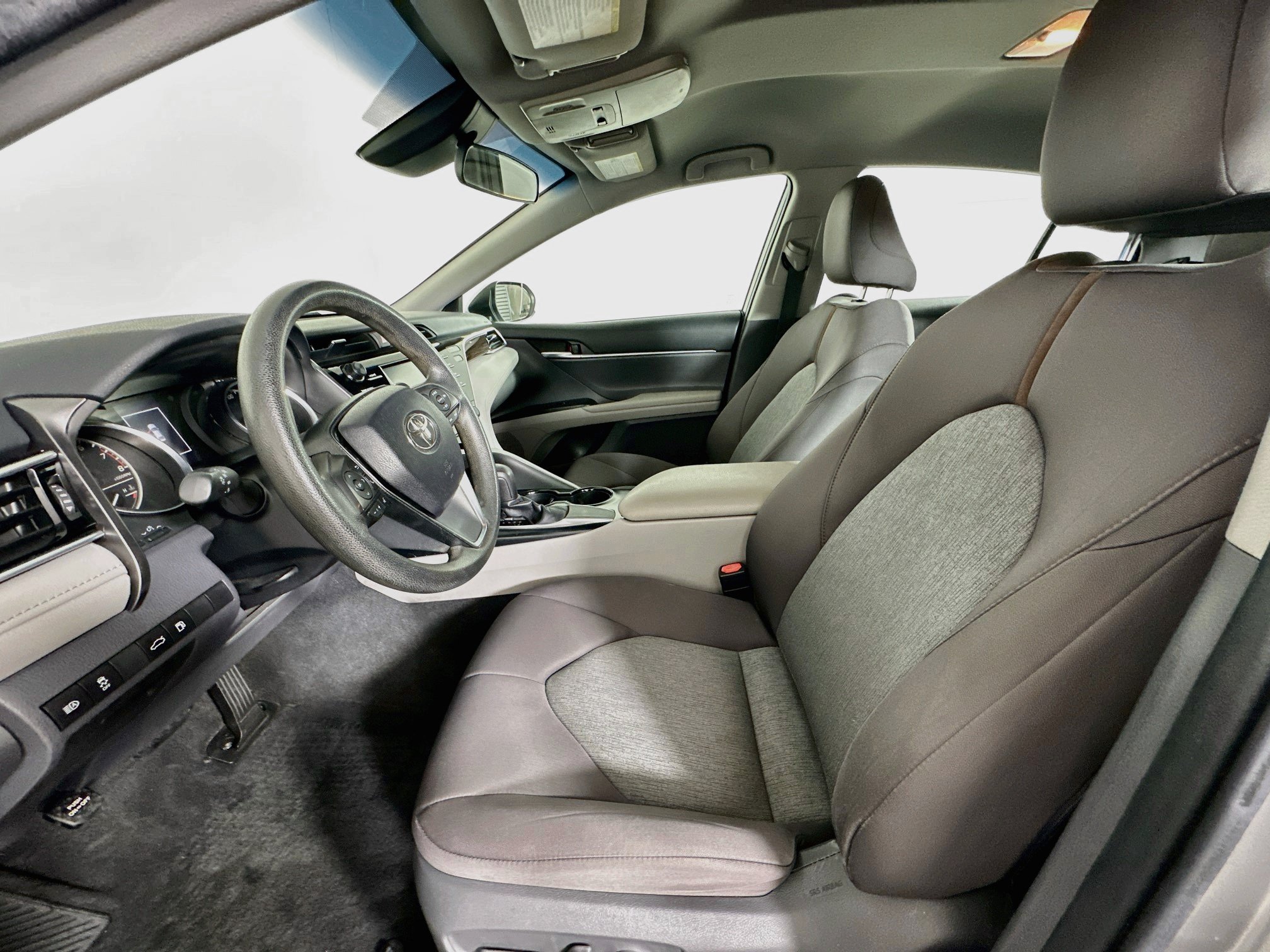Used 2018 Toyota Camry LE FWD image 13