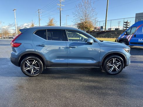 Used 2025 Volvo XC40 B5 Core image 10