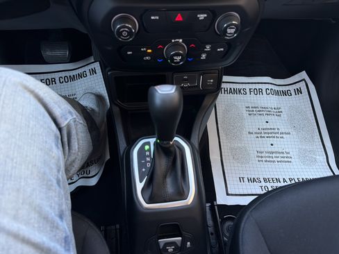 Used 2020 Jeep Renegade Latitude image 19