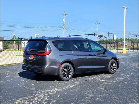 Used 2021 Chrysler Pacifica Touring-L w/ Premium & Safety Sphere Group FWD image 13