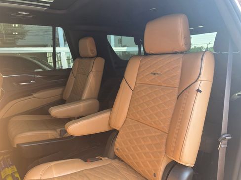 Used 2023 Cadillac Escalade Premium Luxury AWD/4WD image 8