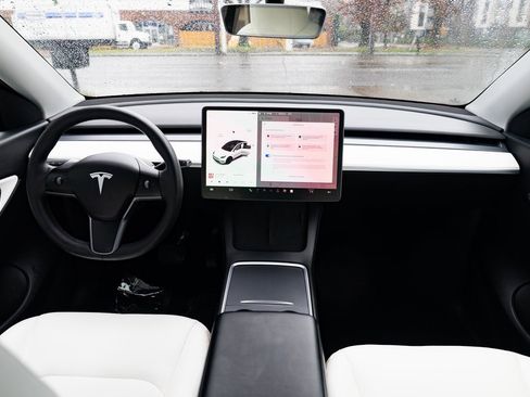 Used 2021 Tesla Model Y Long Range image 8