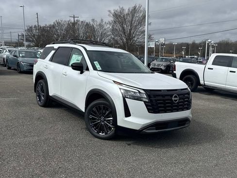 New 2026 Nissan Pathfinder SL image 2