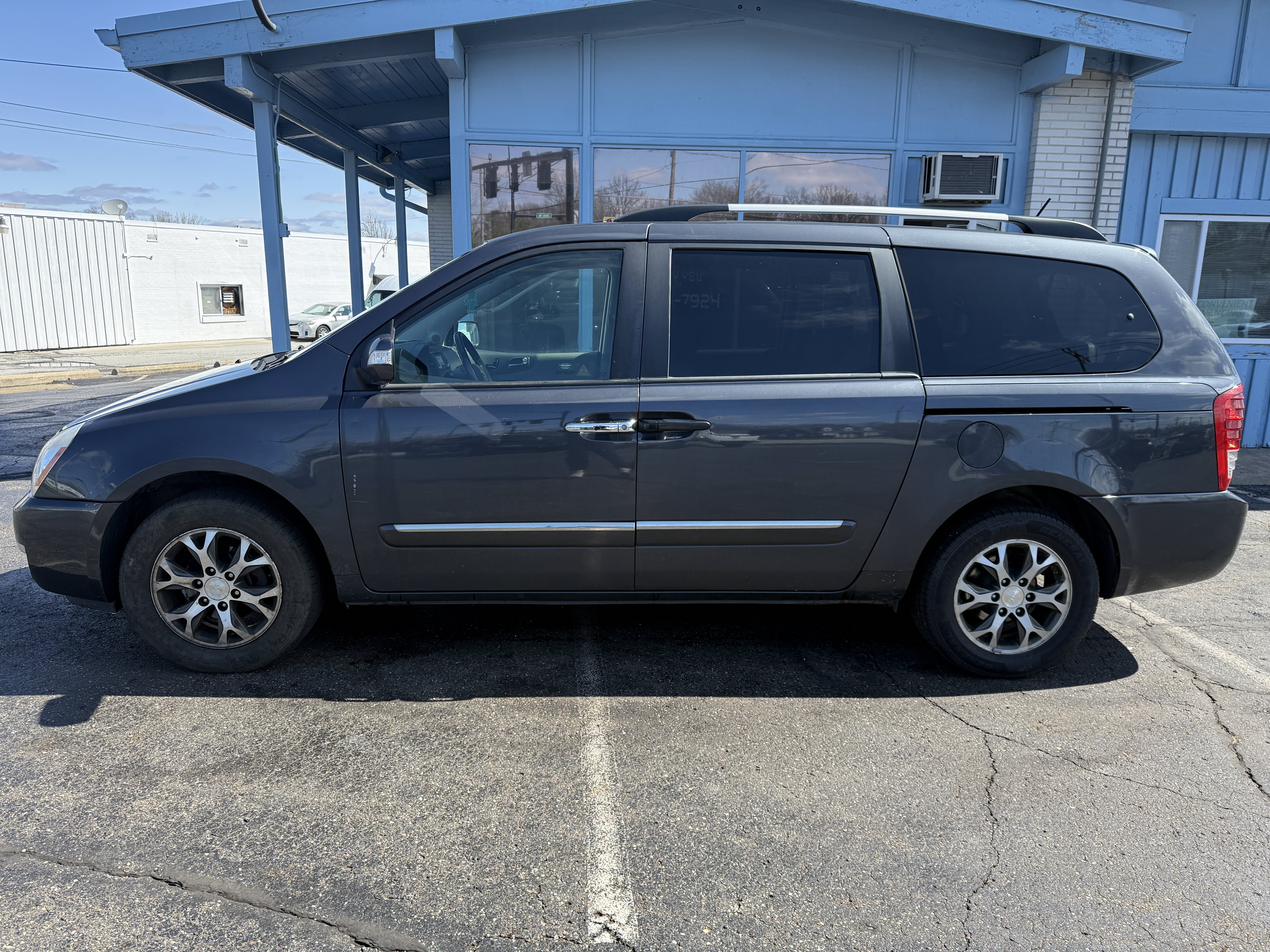 Used 2014 Kia Sedona EX w/ Luxury Package FWD image 2