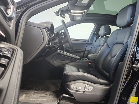 Certified 2026 Porsche Macan AWD/4WD image 5