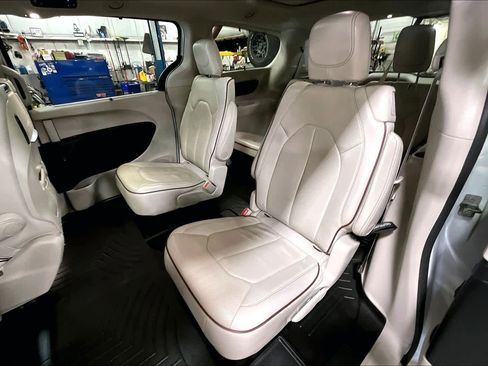 Used 2017 Chrysler Pacifica Limited image 20