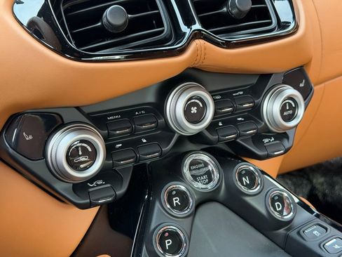 Used 2023 Aston Martin V8 Vantage Coupe image 24